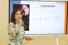 La expositora Alieth Cortés con el tema materiales y procesos constructivos en cocinas hospitalarias.