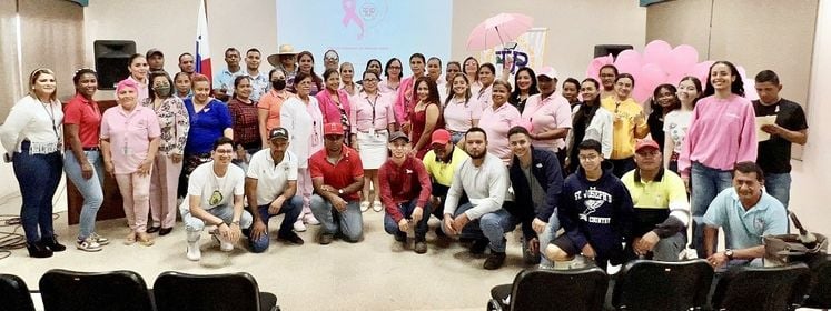 Personal Administrativo y estudiantes del Centro Regional participan de la Charla informativa 