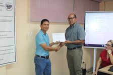 Entrega de Certificado al Instructor, Licdo. Eduardo Domínguez