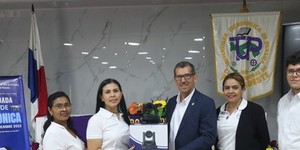 Entrega de equipos Tecnologicos a autoridades del Centro Regional 