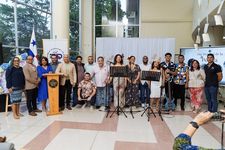 La Rectora Laguna y autoridades de Vida Estudiantil compartieron en la actividad de versos, cantos y poesía.