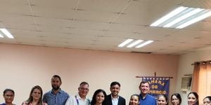 Estudiantes de la FII junto a miembros de la Cámara de Comercio de Aguadulce e invitados especiales