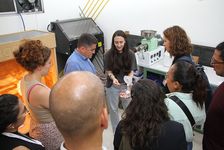 Explicación de una referencia en el campo del diseño sostenible y la innovación de las lámparas que fusionan arte, funcionalidad y el respeto hacia el medio ambiente.