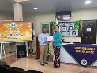 Dra. Lineth Alaín de Meier, directora del Centro Regional, entrega certificado a expositores.