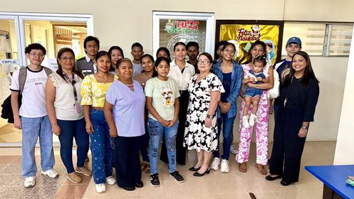 Estudiantes en la entrega de Bonos Navideños 