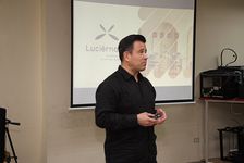 Brindan detalles del diseño, desarrollo y fabricación con atención al detalle de las lámparas. 