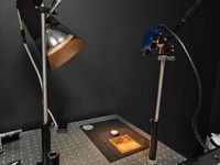 Medición hiperespectral de placas de acero bajo corrosión acelerada en laboratorio.