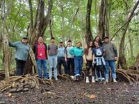 Se visitaron las instalaciones del Centro de Visitantes de la Tortuga Marina, el sendero de los manglares, la Finca Agroturística Canta Rana, la Molienda Doña Hilda y el vivero de tortugas marinas.