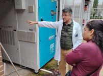 Dr. Manuel Calderón explica el uso de los sistemas de hidrógeno verde en la Escuela de Ingenierías Industriales.