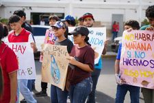 17 estudiantes del Centro Regional colaboraron con voluntarios y emprendedores que se sumaron con energía y compromiso a participar en la jornada de reciclaje y las demás actividades. Créditos: Alcaldía de Santiago.