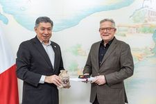 El Dr. Candanedo junto a David Boardman, Rector interino de la U. de Temple.