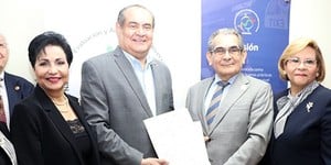 Rector de la UTP, Ing. Héctor M. Montemayor Á., recibió la certificación de manos del Mgter. José Pío Castillero, viceministro Administrativo de Educación y presidente encargado del CONEAUPA.
