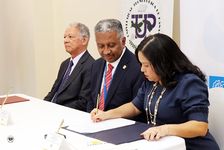 La firma de los contratos estuvo a cargo del Dr. Eduardo Ortega Barría, secretario nacional de la SENACYT y la Dra. Jessica Guevara, directora ejecutiva del CEMCIT AIP y de la UTP. El Ing. Harris, actual rector encargado de la UTP, atestiguó este suceso que fortalecerá la educación superior en Panamá.