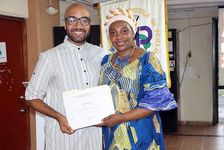 Licdo. Abel Aronategui recibe certificado de agradecimiento por parte de la Lic. Clachar.