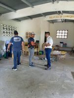 En plena faena se observa al personal de trabajo del CINEMI y de la Oficina de Electrificación Rural (OER), en las instalaciones de la casa comunal de la Estancia Centro, ubicada en el Corregimiento de San Juan De Dios, Distrito de Antón.