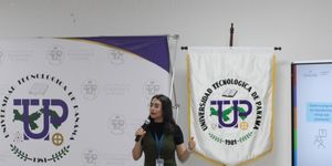 Participantes durante el taller ambiental en UTP Coclé, junto a expositores de Mi Ambiente