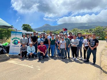 Voluntarios del Centro Regional de Veraguas participaron en la II Jornada de Reciclaje en Santa Fe, el viernes 7 de febrero.