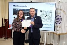 EL vicedecano de la FIC, Dr. Ramiro Vargas entrega el certificado de participación a los panelistas.