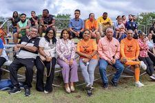 La Dra. Ángela Laguna Caicedo, Rectora de la UTP en las gradas.