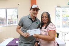 Entrega de la donación por la Mgtr. Cecilia González.