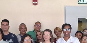 La Directora Jessica Drakes y su equipo de Biblioteca junto a la visitante de UMA.