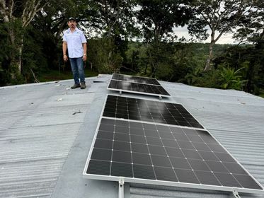 A la casa comunal de la comunidad rural de la Estancia Centro, del Corregimiento de San Juan De Dios en el Distrito de Antón, le fue instalada luz eléctrica a través de paneles solares.