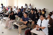 Estudiantes y docentes de la Facultad de Ingeniería de Sistemas Computacionales.