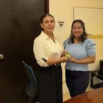 Dra. Lineth Alaìn de Meier, directora del Centro Regional entrega bono navideño 