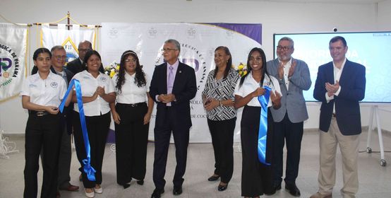 Corte de cinta inaugurando la III Jornada Industrial UTP Coclé 2025