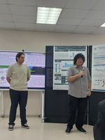Estudiantes presentan sus proyectos.