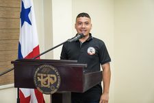 Carlos Bermúdez, egresado del Centro le correspondió la promesa estudiantil para los estudiantes.