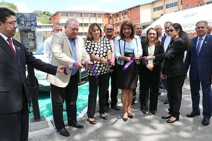 El rector, Dr. Aizpurúa, junto a la representante de Neo Energy y demás autoridades de la UTP, en el corte de cinta.