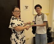 Mgtr. Itzel Loo, subdirectora Académica entrega Bono Navideños a estudiantes 