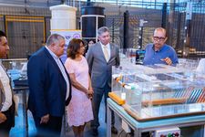 Ingeniero Erick Vallester explica a las autoridades el uso del laboratorio.