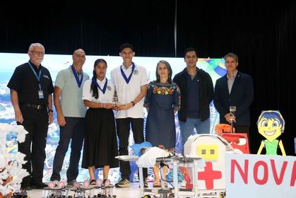 Alan Sánchez y Anais Aguilar, estudiantes del Centro Regional de Veraguas, fueron los campeones de la modalidad Rescue Line en la competencia nacional RoboCup Junior 2025, el viernes 16 de mayo. Créditos: SENACYT.