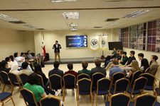 El Dr. Juan Castillo dictando sesión a los estudiantes visitantes.