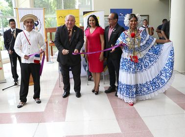 El rector, Dr. Aizpurúa durante el corte de cinta protocolar.