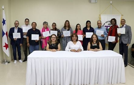 Autoridades de la UTP y participantes de las actividades literarias.