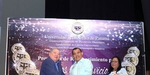 El rector, Dr. Aizpurúa en la entrega de pines a colaboaradores de la UTP.