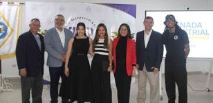 Expositores junto a profesores asesores.