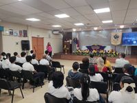 Expositoras realizan sus presentaciones a estudiantes de colegios de La Chorrera.