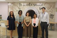 Miembros de Relaciones Internacionales, Biblioteca y la visitante en el salón de profesores.