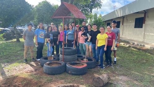 Estudiantes de I Año de la Licenciatura en Logística y Transporte Multimodal del Centro Regional de Veraguas donaron un pozo hecho con materiales reciclables, el 15 de julio.