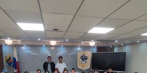 Autoridades, docentes y estudiantes participan de la conferencia de las personas con discapacidad. 