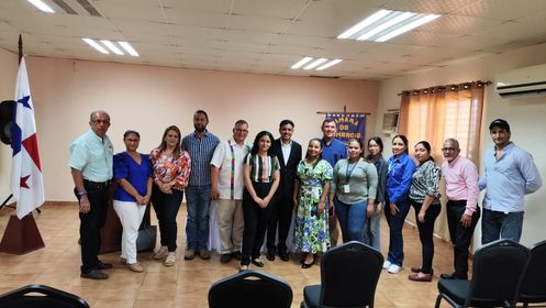 Estudiantes de la FII junto a miembros de la Cámara de Comercio de Aguadulce e invitados especiales