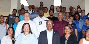 Autoridades de la UTP junto a estudiantes matriculados en el Centro Tele Educativo Víctor Levi Sasso.