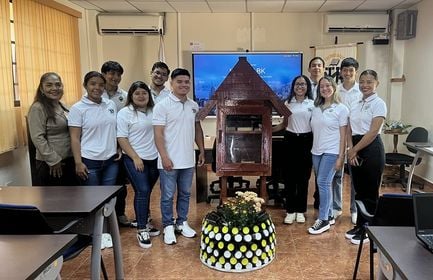 Estudiantes de II Año de Licenciatura en Logística y Transporte Multimodal del Centro Regional de Veraguas presentaron diferentes proyectos elaborados con materiales y envases reciclables, el martes 24 de septiembre.