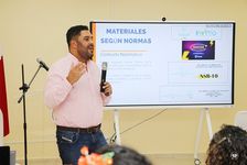 El expositor Andrés Mackenzie con el tema de las normas para la confección de cocinas.