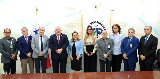 El rector Dr. Omar Aizpurúa junto a autoridades del BM, Meduca y universitarias.