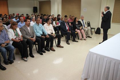 El presidente de AES Panamá, dictó conferencia sobre el Mercado Eléctrico en Panamá” y la relación comercial que tiene la empresa que dirige con la República de Panamá, desarrollada en la UTP el 10 de octubre.